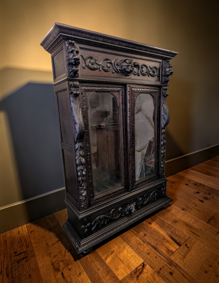 Antik neoreneszánsz vitrin,fegyverszekrény.