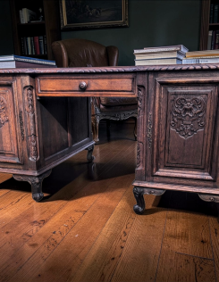 Antik neobarokk kétoldalas íróasztal.