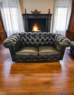 Klasszikus kétszemélyes zöld Chesterfield bőrkanapé