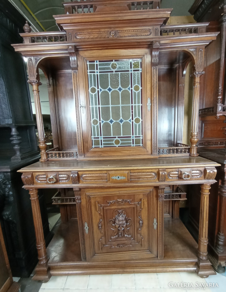 Antik neoreneszánsz ólomüveges diófa tálaló szekrény