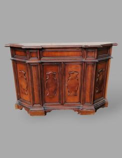 Gyökérfurnéros komód