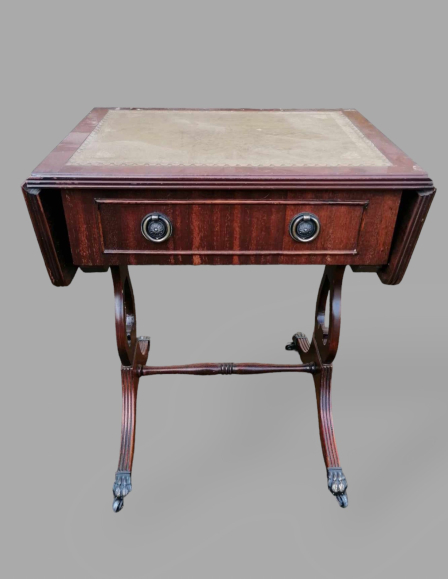 Angol stílusú bőrbetétes dohányzóasztal