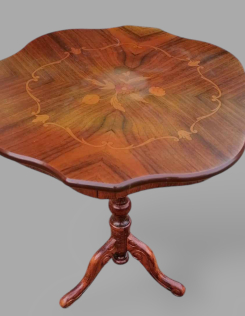 Intarziás dohányzóasztal, lerakóasztal