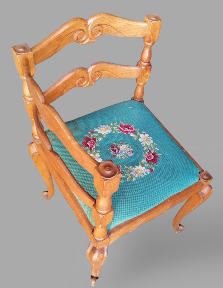 9443fa0898288c18e11a0cd8142fa14f-neobarokk-sarokszek