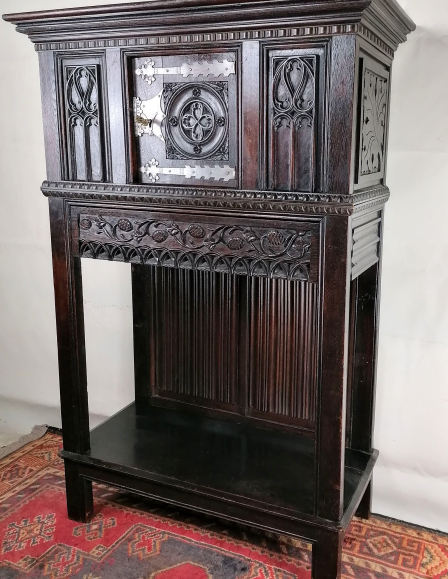 Antik neogótikus kabinetszekrény.