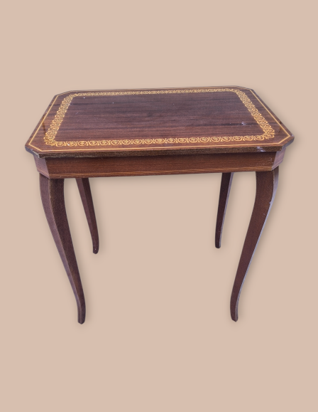 Intarziás zenélő kis asztal