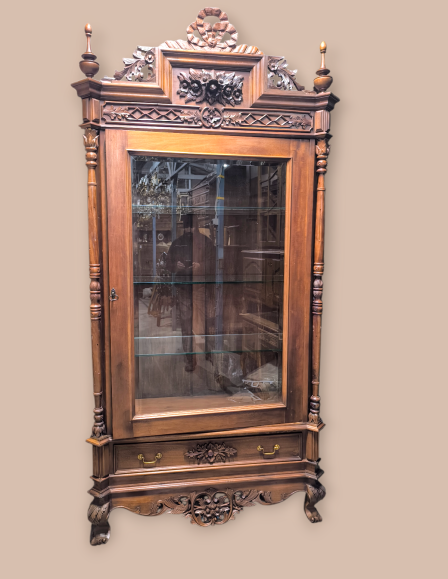 Barokk teli üveges vitrin.