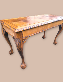 Chippendale dohányzóasztal.