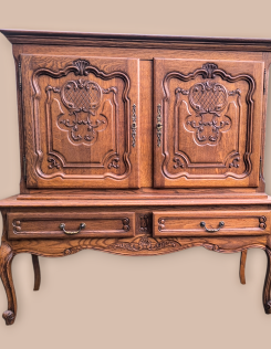 Neobarokk magas komód .