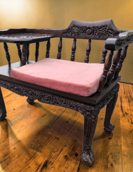 Mívesen faragott pad.