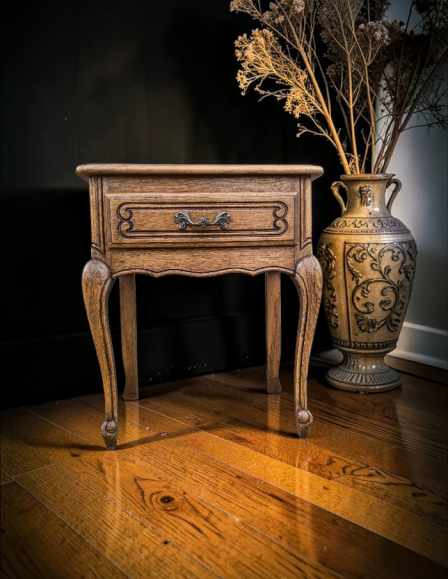 Neobarokk fiókos kis komód .