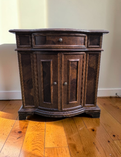 Gyökérfurnéros kis komód