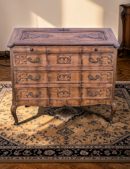 Antik stílusú 3 fiókos szekreter.