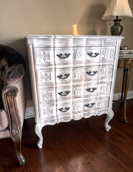 Neobarokk provence stílusú 4 fiókos íves elejű komód.