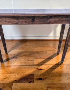 Fiókos konzolasztal.