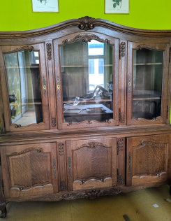 Neobarokk emelvényes tálaló,szekrény,vitrin.