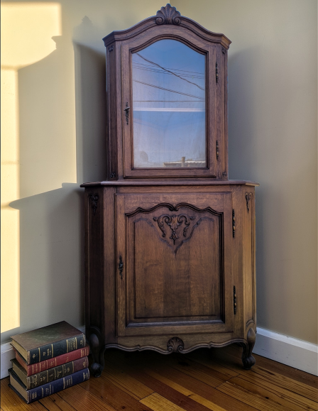 Neobarokk sarokvitrin.