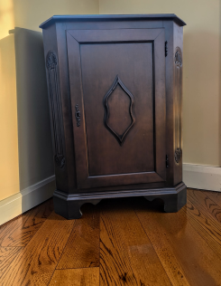 Angol stílusú sarokkomód.