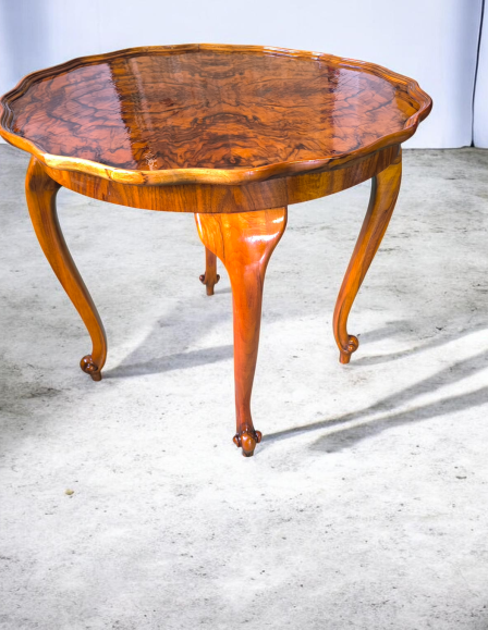 Antik stílusú diógyökér-furnéros neobarokk dohányzóasztal.