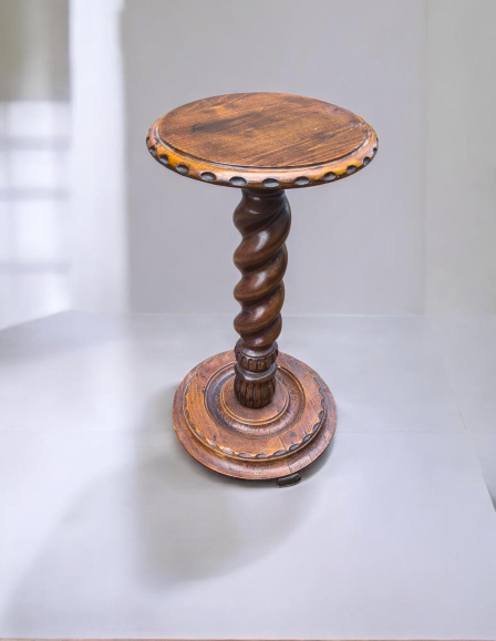 Antik csavart oszlopos fa posztamens.