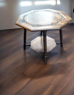 Antik stílusú nyolcszögletű historizáló kisasztal.