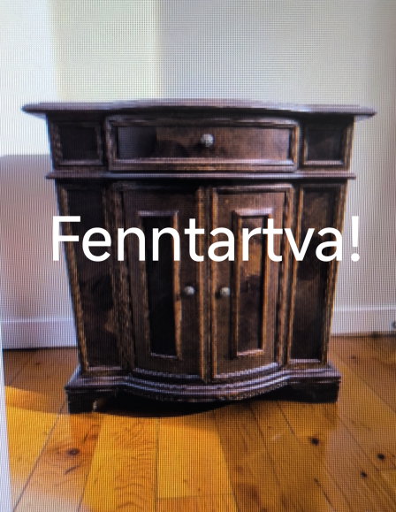 Gyökérfurnéros kis komód