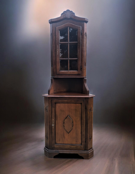 Antik stílusú sarokvitrin.