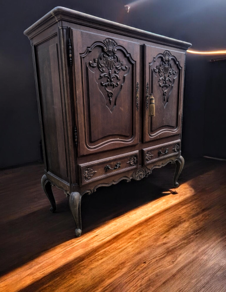 Antik stílusú, XV. Lajos jellegű faragott tölgyfa komód,szekrény.