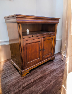 Klasszikus Lajos Fülöp stílusú TV-komód.