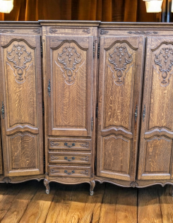 Impozáns neobarokk stílusú, faragott tölgyfa 5 ajtós gardrób,ruhás szekrény.