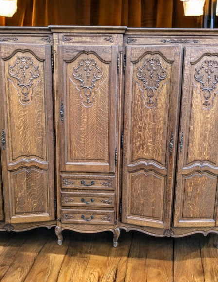Impozáns neobarokk stílusú, faragott tölgyfa 5 ajtós gardrób,ruhás szekrény.