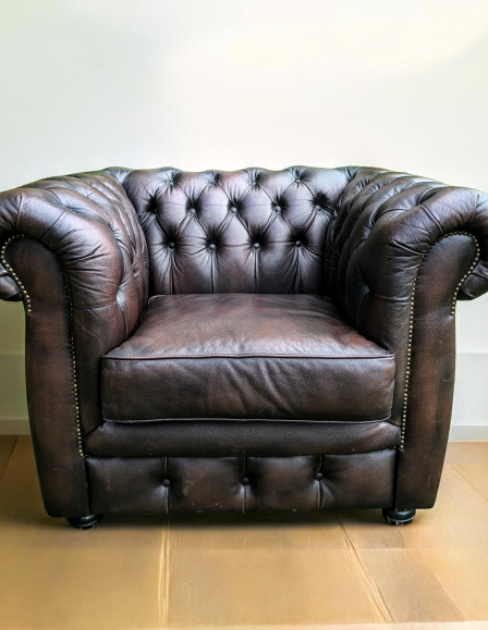 Ikonikus Chesterfield Bőrfotel – Antikolt Barna Elegancia