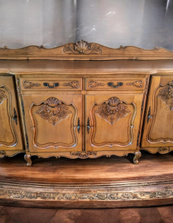 Antik stílusú, dúsan faragott tölgyfa tálalószekrény (XV. Lajos stílus)