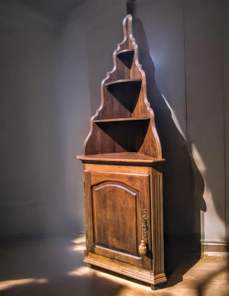 Különleges antik stílusú tölgyfa sarokpolc