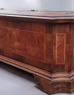 Gyökérfurnéros láda.