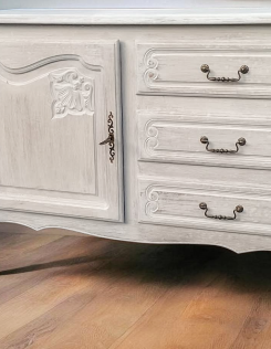 Provence stílusban felújított neobarokk komód.