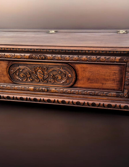 Különleges, gazdagon faragott neoreneszánsz stílusú faláda