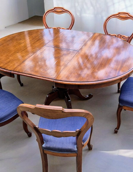 Elegáns antik stílusú, bővíthető ovális étkezőasztal 6 db kárpitozott székkel