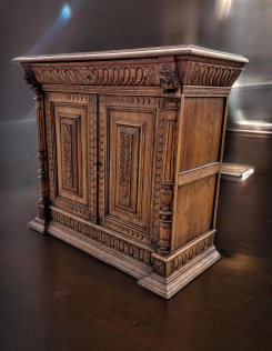 Elegáns oroszlánfejes antik neoreneszánsz komód pár.