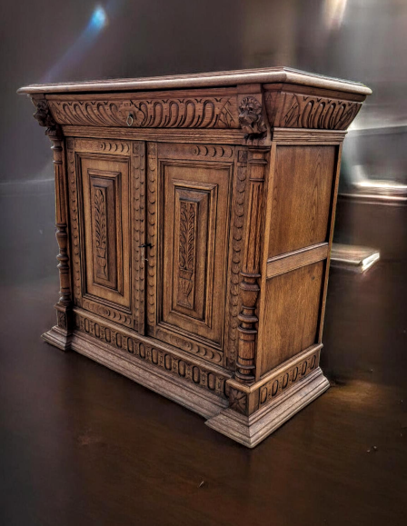 Elegáns oroszlánfejes antik neoreneszánsz komód pár.