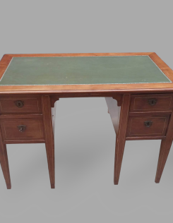 Konyak színű bőrbetétes íróasztal