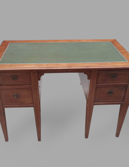 Konyak színű bőrbetétes íróasztal