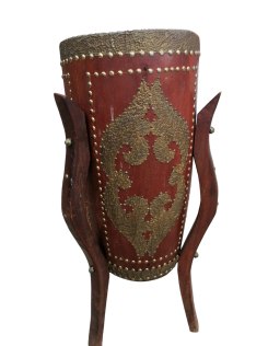 Egyedi ,fából készült esernyőtartó réz díszítőelemekkel.