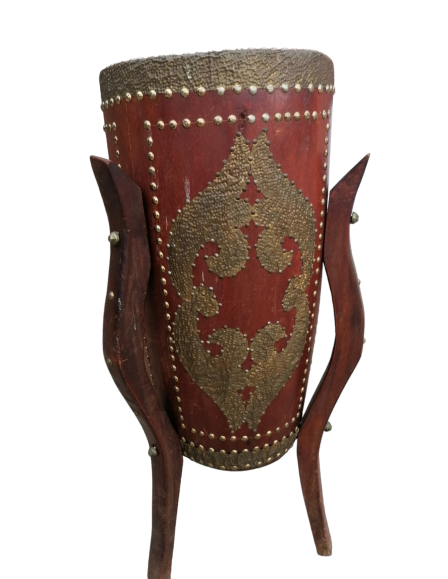 Egyedi ,fából készült esernyőtartó réz díszítőelemekkel.