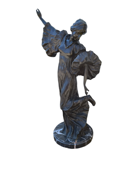 Bronz női táncos szobor márvány talapzaton.