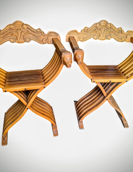 Savonarola vagy ollós szék pár.