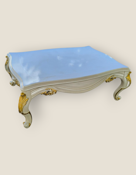 Festett nagy méretű barokk dohányzóasztal.