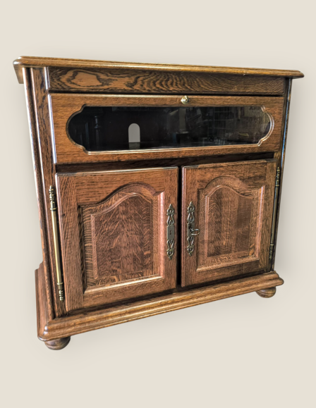 Masszív tölgy komód vagy tv szekrény.