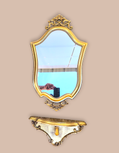 Barokk kis tükör a kis konzolasztalával