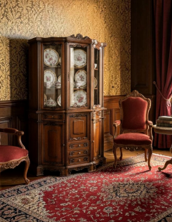 Elegáns, gazdagon faragott neobarokk vitrines tálalószekrény